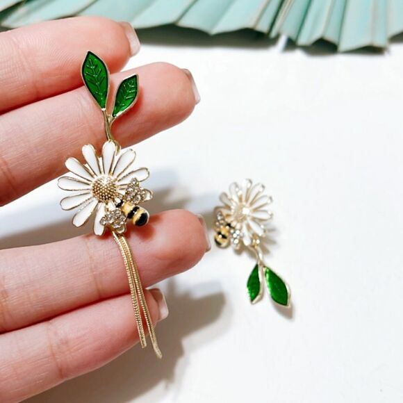 Daisy flower dangle earrings S5 - Picture 1 of 3